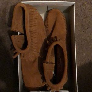 Girls Minnetonka short fringe boots